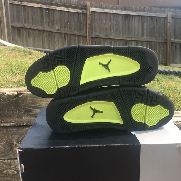Jordan 4 SE size 10 - Picture 6 of 6